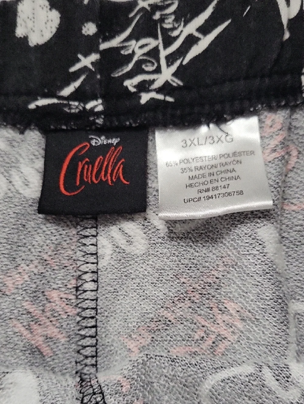 Disney 3x Cruella White and Black Crewneck T-Shirt And Shorts Pajamad - Picture 8 of 15
